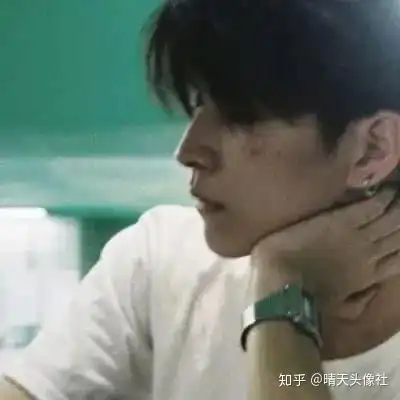 微丧男生头像,微丧文案,我尝过友情爱情满盘皆输的滋味
