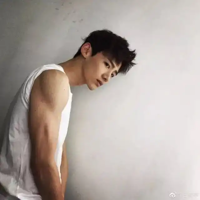 从首师大校草到新晋国民初恋,只演过男二号却圈粉迷妹无数,他就是我心里的白衣少年啊

