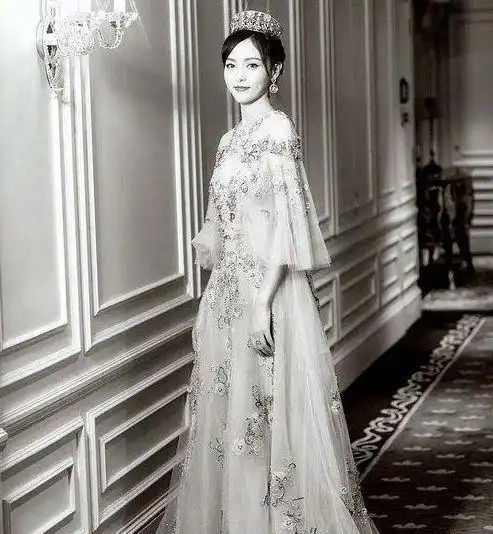 女星头戴女皇皇冠,杨颖唐嫣迪丽热巴刘亦菲赵丽颖,谁最美
