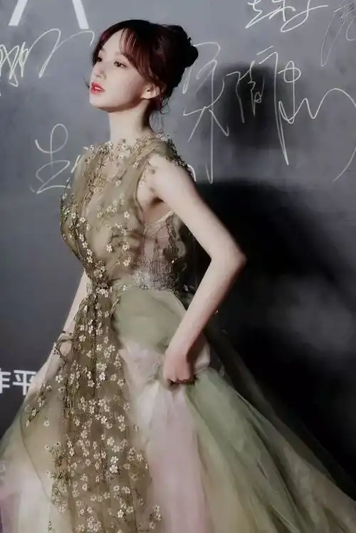程潇时代真人芭比程潇和时尚风向标泫雅都爱穿的骑士靴,就是显腿长
