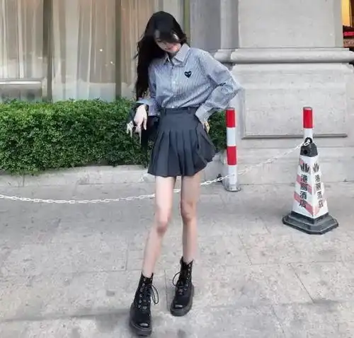 最近大火了一种穿搭,叫长袖衬衫百褶裙,初秋这样穿真美
