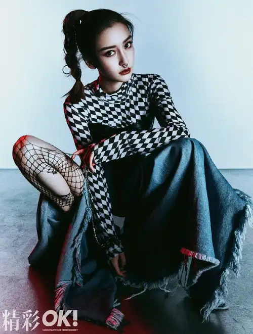 baby朋克造型气场全开戴鼻环搭暗黑系妆超slay
