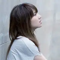 扑墙上的女孩头像
