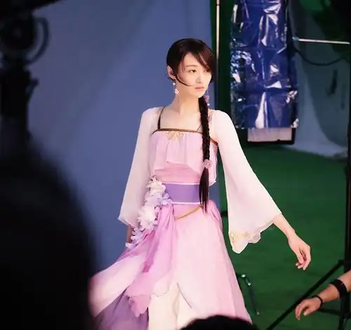 郑爽不愧是小仙女,穿粉色汉服太惊艳,生图宛若精灵
