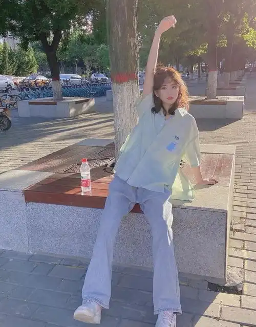 小个子瘦女孩的宽松搭配套路,甜系盐系随意切换,加倍的亮眼
