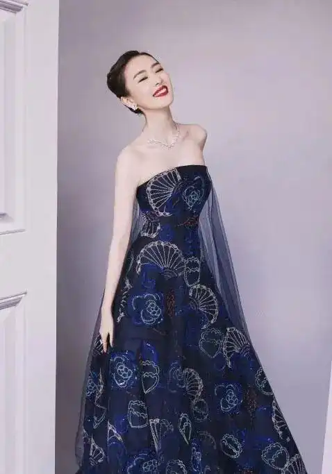 被颜丹晨的身材迷住了,穿抹胸连衣裙身材刚刚好,美成了焦点
