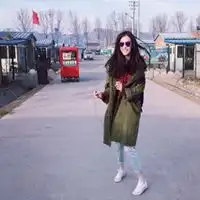 倪妮大笑街拍头像微信头像图片大全
