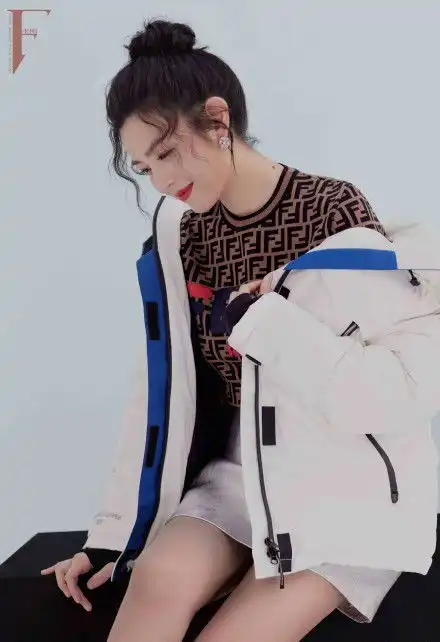 陈妍希拍暖系大片,搭配条纹衫,网友冬日温暖被承包了
