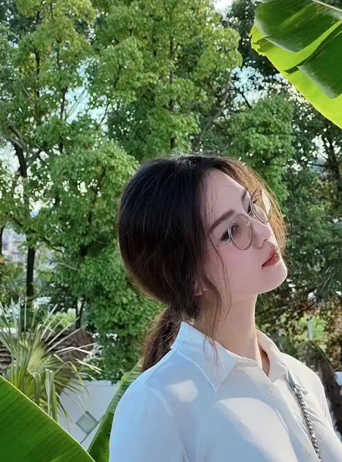刘诗诗身穿黑白职业装戴眼镜超温柔,像是漂亮的女老师
