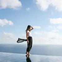 蝴蝶结发夹女坐背影图女微信头像图片大全
