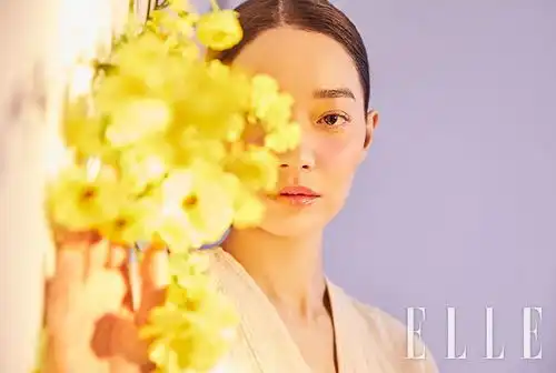 集少女感与女人味于一体,申敏儿时髦造型盘点甜系盐系轻松转换

