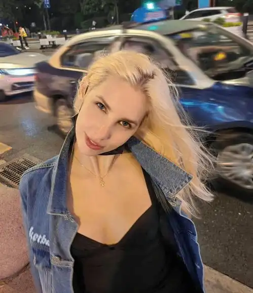 中国艺术体操夺奥运金牌俄罗斯美女教练火出圈颜值出众身材高挑
