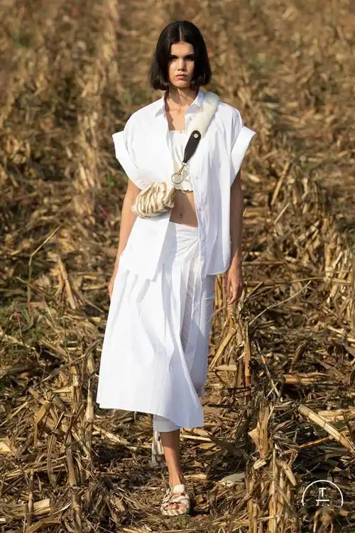 白色系服装设计高级又温柔的颜色白色系服装设计时装效果图
