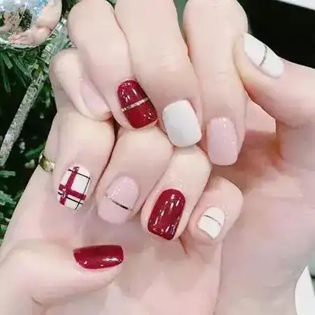 简约风格子美甲,冷冬必备
