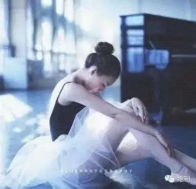 又仙又美这些芭蕾女孩惊艳了巴黎时装周
