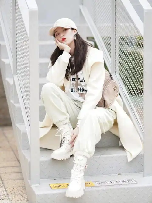 觉得大衣厚重试试卫衣叠穿技巧,让你瞬间化身韩系美女,超好看
