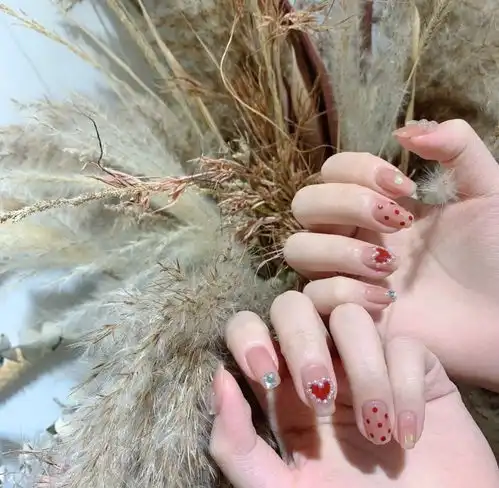 素手虽干净却很单调,珍珠美甲仙气又少女,肉粉色简洁高级
