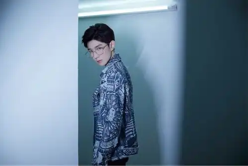 王源亮相跨年晚会演唱原创单曲源唱功获赞
