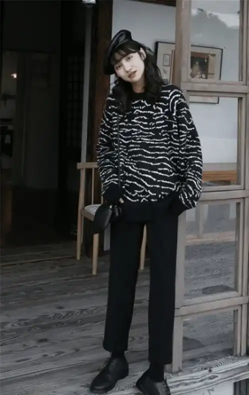 穿毛衣如何避免臃肿感学会这两个穿衣技巧,遮肉百搭显气质
