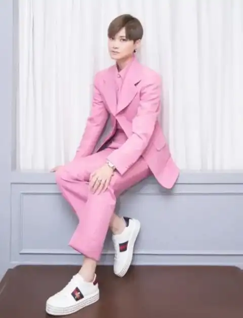 李宇春越来越性感,穿黑色连衣短裙还要开高叉,露出安全裤更撩人
