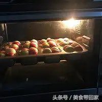 美食系列春节喜庆甜点四色方格小面包
