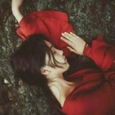 红色头像女生版可爱2020最新红色系女生头像
