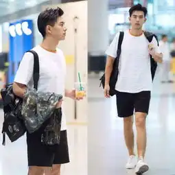 李现的穿衣观很接地气,现男友短裤造型大合集
