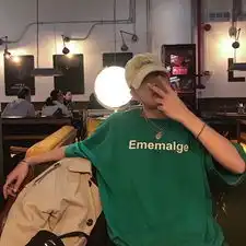 原创中性ins百搭情侣绿色字母短袖t恤男女同款均码tt06p35
