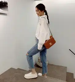 杨丞琳才刚领证就出来虐汪衬衫偷穿李荣浩的吧,却意外时髦了
